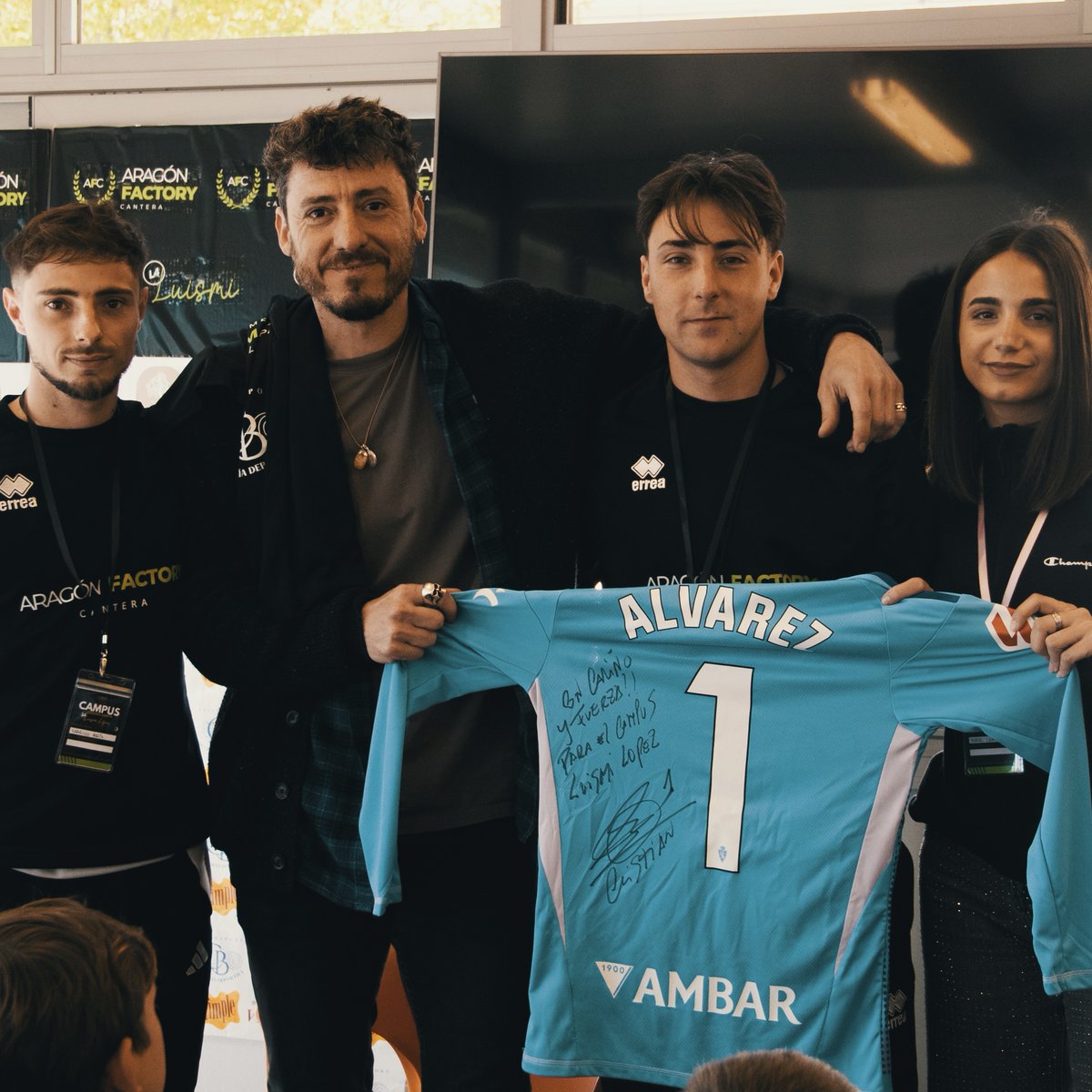 RealZaragoza's tweet photo. 🫂💙 𝑪𝑹𝑰𝑺𝑻𝑰𝑨𝑵 ha visitado hoy el campus ‘Memorial Luismi López’, en las instalaciones del @Juventud_CF