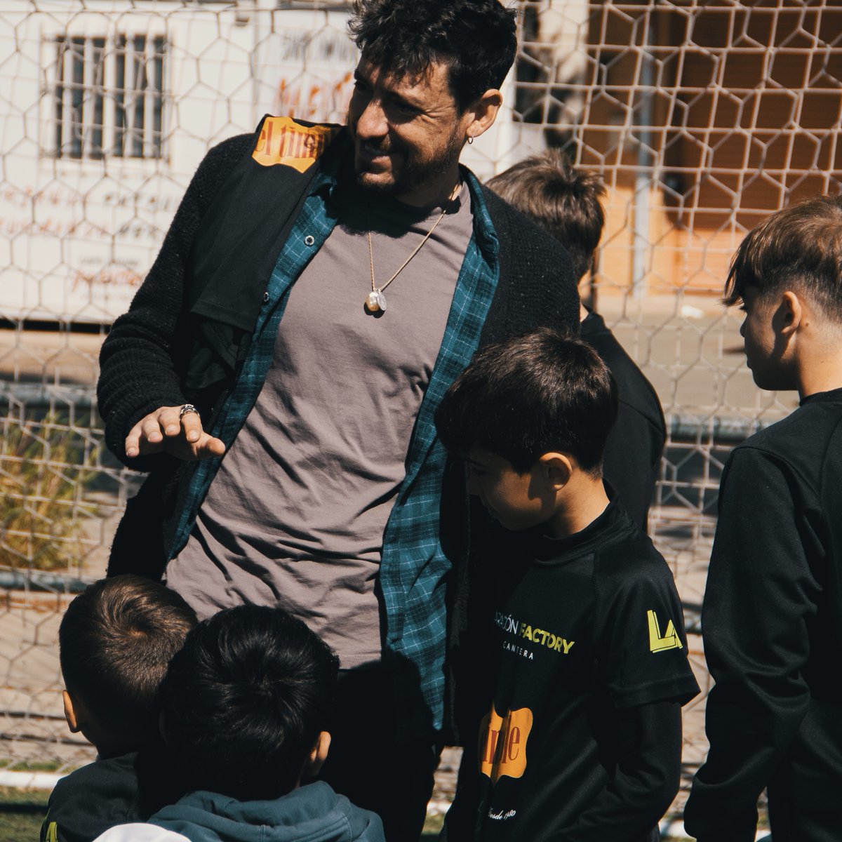 RealZaragoza's tweet photo. 🫂💙 𝑪𝑹𝑰𝑺𝑻𝑰𝑨𝑵 ha visitado hoy el campus ‘Memorial Luismi López’, en las instalaciones del @Juventud_CF