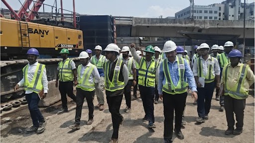 RailAnalysis's tweet photo. #MumbaiAhmedabad #BulletTrain Project advances with 70-meter #steelbridge installation over #DFCCILtracks
Read more: https://t.co/XbyRc7r3K1
@nhsrcl
#Mumbaiahmedabad #DFCCILtracks #NHSRCL #Highspeedrail #HSR #Station #Bridge #Bullettrain #Gujarat #Railanalysis https://t.co/OLDxqunrdL