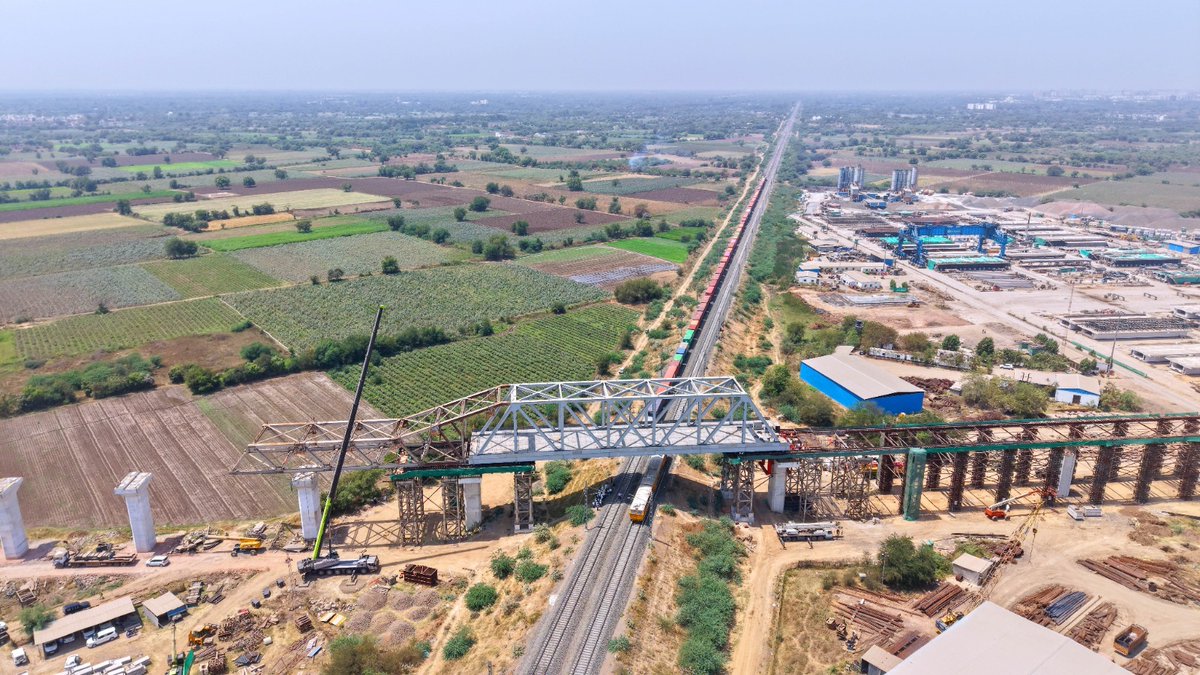 RailAnalysis's tweet photo. #MumbaiAhmedabad #BulletTrain Project advances with 70-meter #steelbridge installation over #DFCCILtracks
Read more: https://t.co/XbyRc7r3K1
@nhsrcl
#Mumbaiahmedabad #DFCCILtracks #NHSRCL #Highspeedrail #HSR #Station #Bridge #Bullettrain #Gujarat #Railanalysis https://t.co/OLDxqunrdL