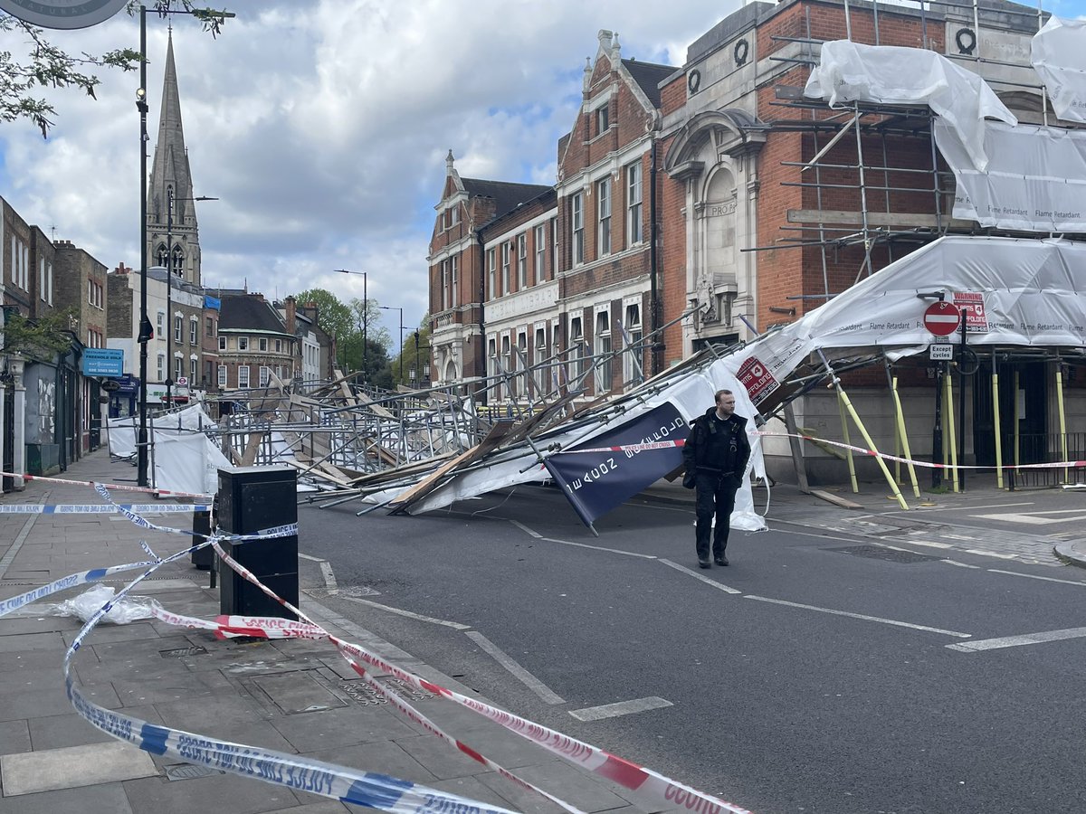 si_ali1's tweet photo. I’m at the scene of a collapsed three storey scaffolding in Stoke Newington, Church Street, one of the busiest high streets in Hackney. Full details on @itvlondon 6pm https://t.co/qTZ2dzSnt8