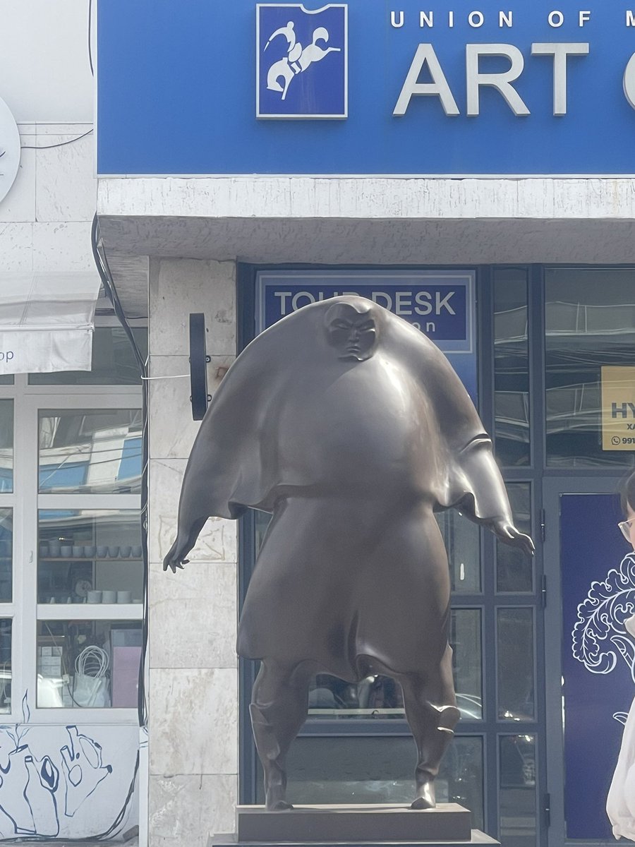 Дээлээ тогой дээгүүрээ нөмрөх олон авлигачинд зориулсан бололтой юм.

Төрийн ордны урдхан талд байрлах аж🙏🙏🙏