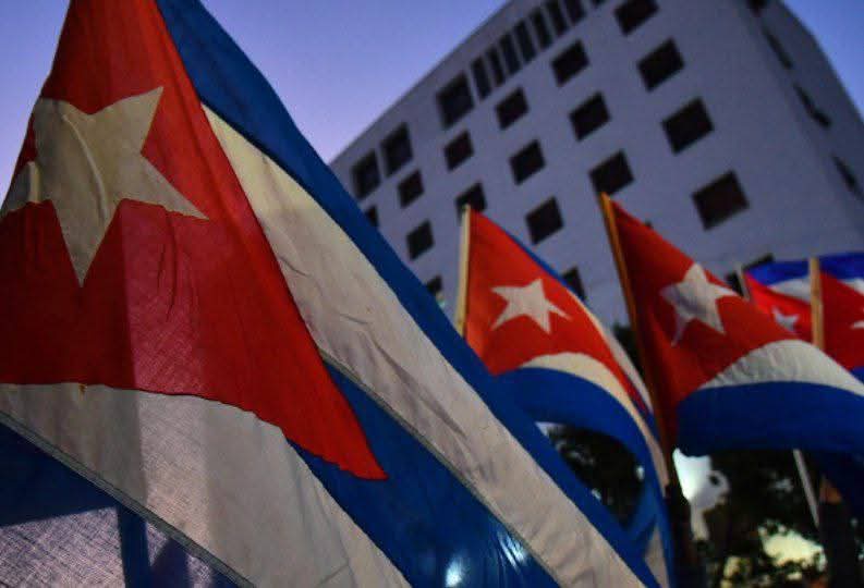 De mi país pueden decir mil cosas falsas, pero la realidad es que tiene un pueblo de patria o muerte. 
¡Viva Cuba y su pueblo!
