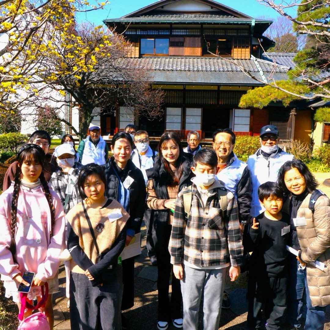 NIMICNishitokyo's tweet photo. 小金井公園で、江戸東京たてもの園の見学とお花見交流会のイベントを開きました!
好天の下、11 名の外国人参加者がボランティアと一緒に様々な時代の建物を見学。
その後、満開になった大漁桜を見ながらクイズをしたり、和気あいあいと交流しました!
#国際交流 #多文化共生 #西東京市 #NIMIC https://t.co/oMZzzeewNw