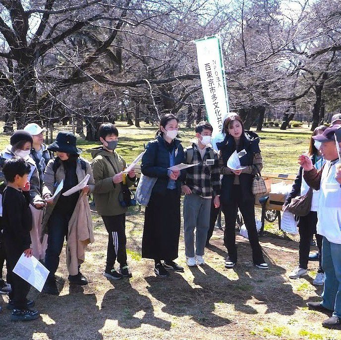 NIMICNishitokyo's tweet photo. 小金井公園で、江戸東京たてもの園の見学とお花見交流会のイベントを開きました!
好天の下、11 名の外国人参加者がボランティアと一緒に様々な時代の建物を見学。
その後、満開になった大漁桜を見ながらクイズをしたり、和気あいあいと交流しました!
#国際交流 #多文化共生 #西東京市 #NIMIC https://t.co/oMZzzeewNw