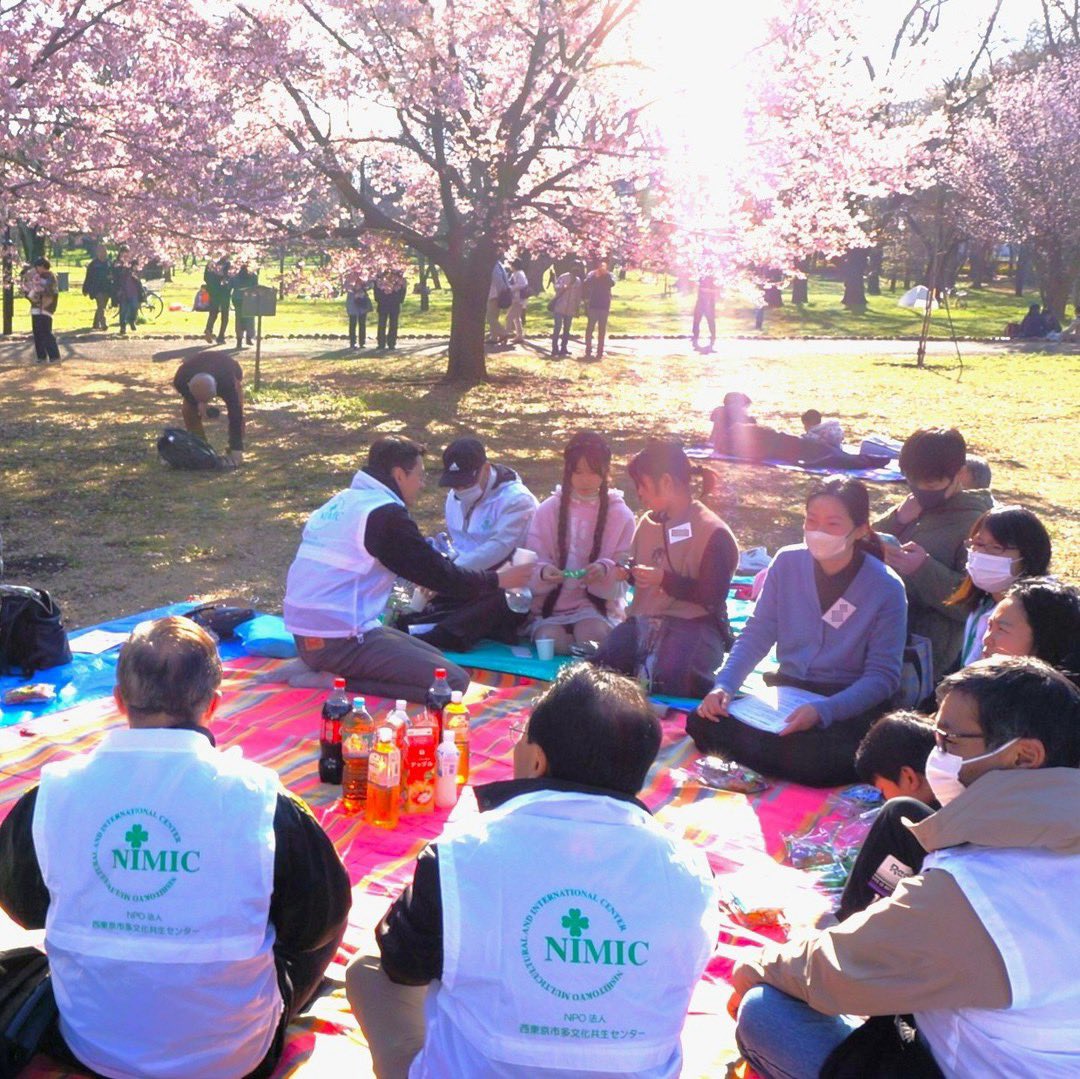 NIMICNishitokyo's tweet photo. 小金井公園で、江戸東京たてもの園の見学とお花見交流会のイベントを開きました!
好天の下、11 名の外国人参加者がボランティアと一緒に様々な時代の建物を見学。
その後、満開になった大漁桜を見ながらクイズをしたり、和気あいあいと交流しました!
#国際交流 #多文化共生 #西東京市 #NIMIC https://t.co/oMZzzeewNw