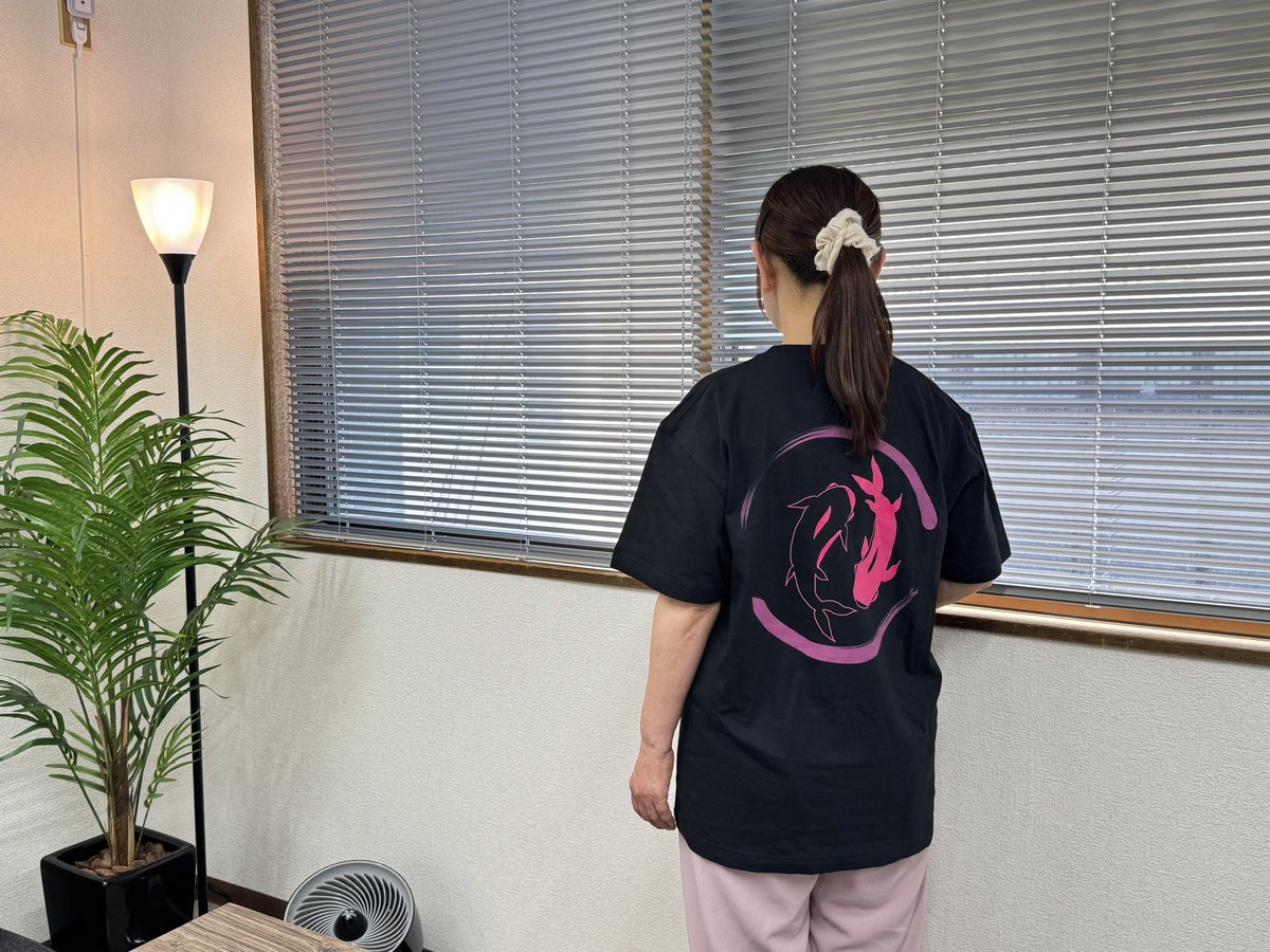 happynasu's tweet photo. 今日は稽古の合間に師匠にお願いしてTシャツの着用写真を撮っていただきました😄
バックプリントの方はスタンダードTシャツ、前プリントのはオーバーサイズTシャツで、シルエットがちょっと違います。
どっちも着心地がいい😆 https://t.co/OJRpd21leC