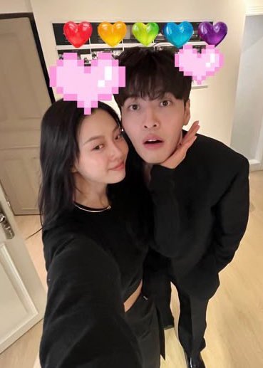 4dhyuns's tweet photo. so this is why they gatekept hd pics of them together for so long… like the chemistry levels is off the roof https://t.co/MGoeb75h0K