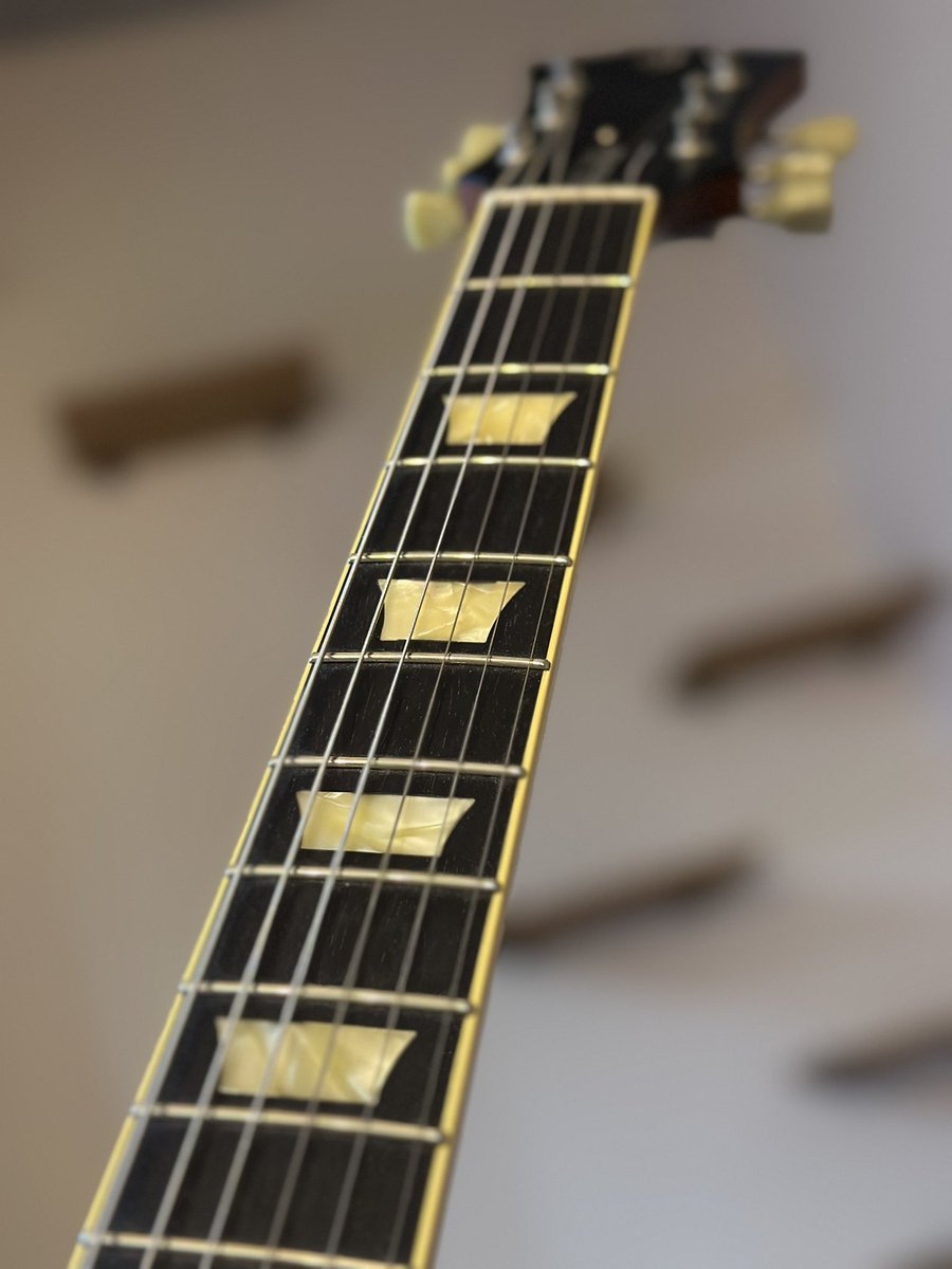 takaST316's tweet photo. なかなかに素晴らしい木目
正体不明のBacchus Handmade Duke
インレイはおもいっきりレスポール
全く情報もないから誰かのオーダーが流れ着いたのかしらね
#Bacchus
#deviser
#handmadeseries https://t.co/VXjyQUcsgH