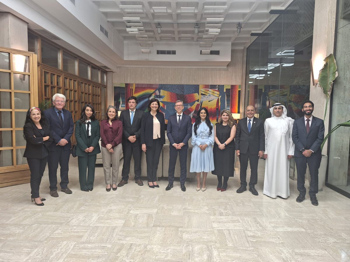 Je tiens à remercier Son Excellence Monsieur Éric Giraud-Telme, Ambassadeur de France à Bahreïn, ainsi que Madame Marie-Laure Charrier, Ambassadrice adjointe, pour leur accueil chaleureux et bienveillant.

أتقدّم بجزيل الشكر إلى سعادة السيد إريك جيرو-تيلم، سفير فرنسا لدى مملكة