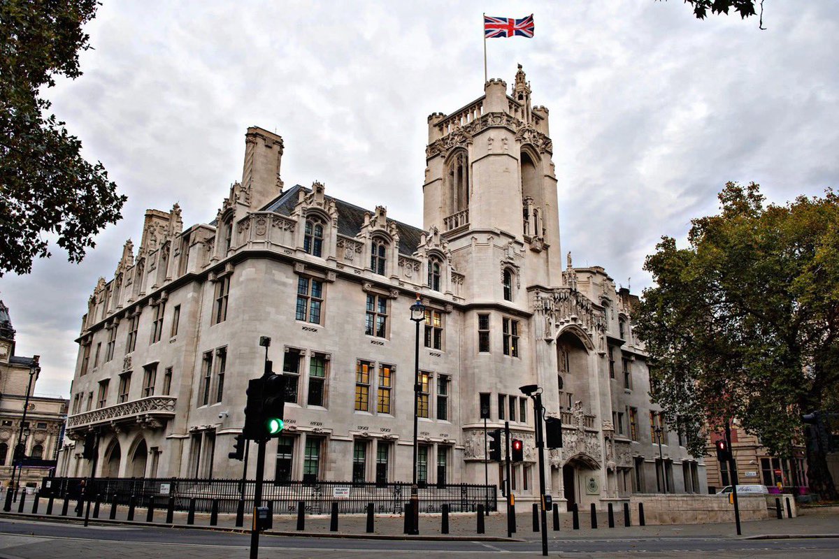 AlertaNews24's tweet photo. 🇬🇧 | AHORA: La Corte Suprema británica dictamina que las "mujeres" trans no serán reconocidas bajo la ley británica. 

Reino Unido excluye a las mujeres trans de la definición legal de 'mujer'

En una sentencia histórica, el Tribunal Supremo del Reino Unido ha decidido que el término 'mujer' debe entenderse exclusivamente desde el sexo biológico.