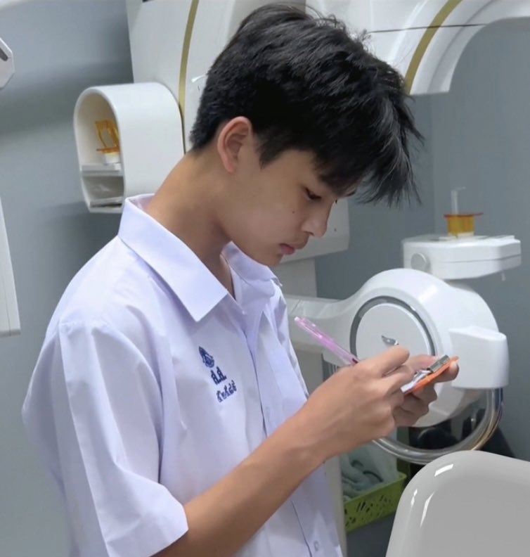 asurtvox's tweet photo. หล่ออยู่อย่างงั้นอะ พรีเซนเต้อดีเด่นแยะม้าง 😭💘 https://t.co/PWvgCblZJj