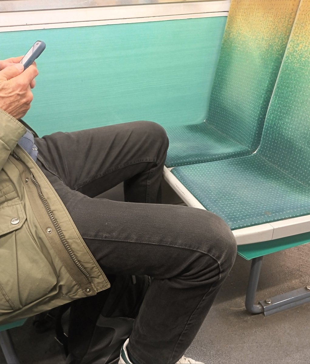 Il ne porte aucun panneau "ne venez pas vous asseoir" et pourtant, c'est exactement comme ça qu'on comprend le message. Trois femmes autour, on s'est toutes comprises en soufflant un bon coup. Messieurs, rangez vos jambes bordel !