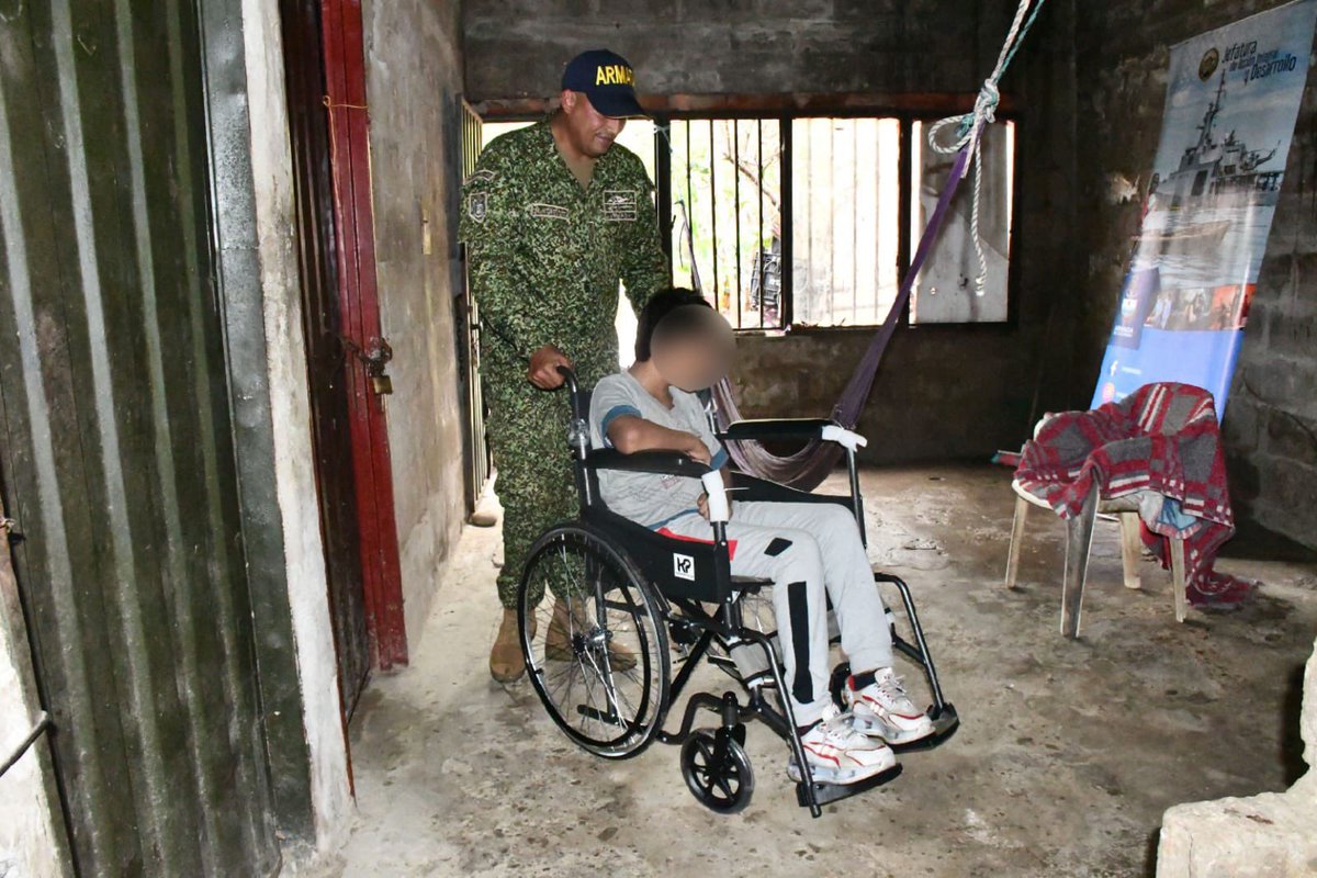 FNO_ArmadaCol's tweet photo. 🛟 #ProtegemosLaVida | En Arauca, la @ArmadaColombia, a través del #BFLIM52, entregó una silla de ruedas a un menor en condición de discapacidad. Reafirmamos nuestro compromiso con el bienestar y la solidaridad con la comunidad de la región.
#NavegandoAlCorazónDeLosColombianos https://t.co/73eELgLAWM