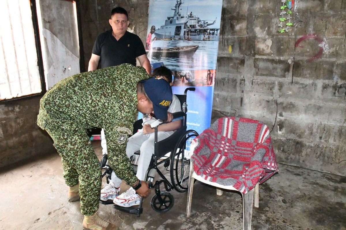 FNO_ArmadaCol's tweet photo. 🛟 #ProtegemosLaVida | En Arauca, la @ArmadaColombia, a través del #BFLIM52, entregó una silla de ruedas a un menor en condición de discapacidad. Reafirmamos nuestro compromiso con el bienestar y la solidaridad con la comunidad de la región.
#NavegandoAlCorazónDeLosColombianos https://t.co/73eELgLAWM