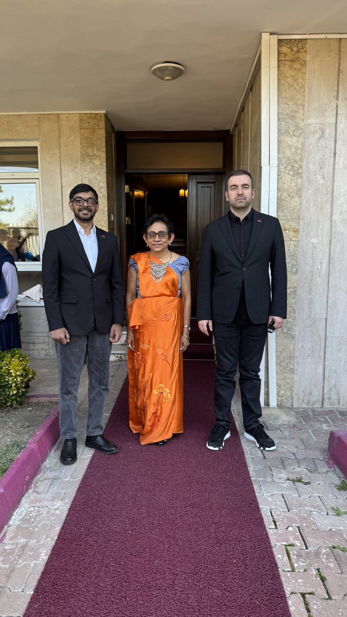 Sri Lanka Büyükelçiliği’nde, büyükelçilik personeli ve Ankara’da yaşayan Sri Lanka vatandaşları ile Sri Lanka (Sinhala&amp;Tamil) Yeni Yılı kutlama törenini yaptık.

Sri Lanka, Güney Hindistan, Nepal, Laos, Tayland, Kamboçya ve Myanmar’da Hindu Güneş Takvimine göre yeni yıla girildi.