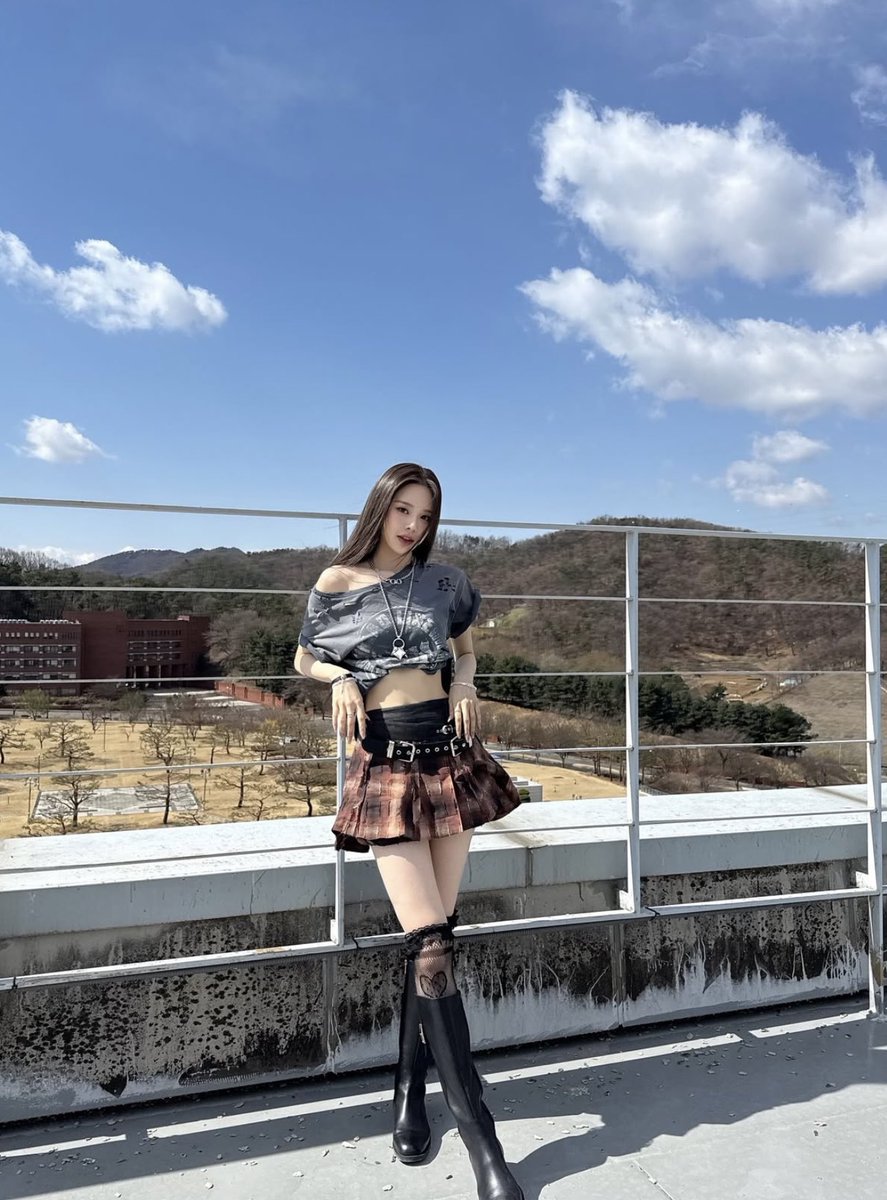 vitajeemin's tweet photo. she’s pretty and she knows it ✨ #방지민 https://t.co/EmRtdJLNlH