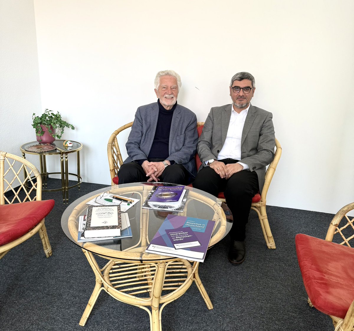 (D) Großer Respekt und Dank gilt Dr. Jürgen Miksch, der sich trotz hohen Alters unermüdlich für eine plurale Gesellschaft einsetzt, in der #Menschenwürde großgeschrieben wird. 

Der Interkulturelle Rat, <a href="/ProAsyl/">PRO ASYL</a>, die Internationalen Wochen gegen #Rassismus (#IWgR), das