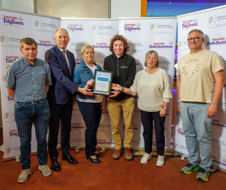 Local Authority Waters Programme (@watersprogramme) on Twitter photo 🏅 Congratulations to Cahir Tidy Towns for scooping the Waters and Communities Award at the South East Regional Awards of the 2024 SuperValu <a href="/TidyTownsIre/">Supervalu TidyTowns Competition</a> Competition.
LAWPRO's David Rafter presented the well-deserved award to the group alongside Minister <a href="/timmydooley/">Timmy Dooley</a> TD. 🏅 Congratulations to Cahir Tidy Towns for scooping the Waters and Communities Award at the South East Regional Awards of the 2024 SuperValu <a href="/TidyTownsIre/">Supervalu TidyTowns Competition</a> Competition.
LAWPRO's David Rafter presented the well-deserved award to the group alongside Minister <a href="/timmydooley/">Timmy Dooley</a> TD.