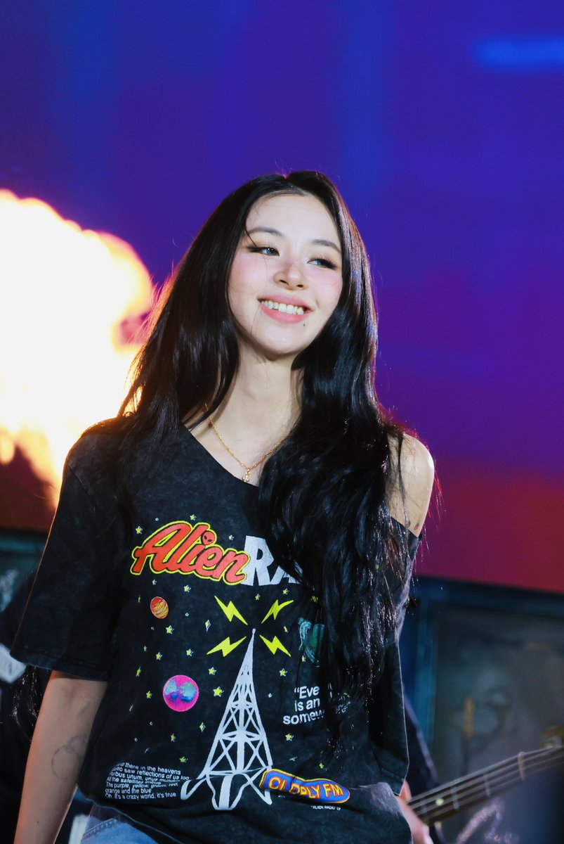 TREE91020's tweet photo. 250416 Coldplay 합동무대 preview 

#트와이스 #TWICE  #채영 #CHAEYOUNG
#チェヨン https://t.co/FNf8dhSmY6