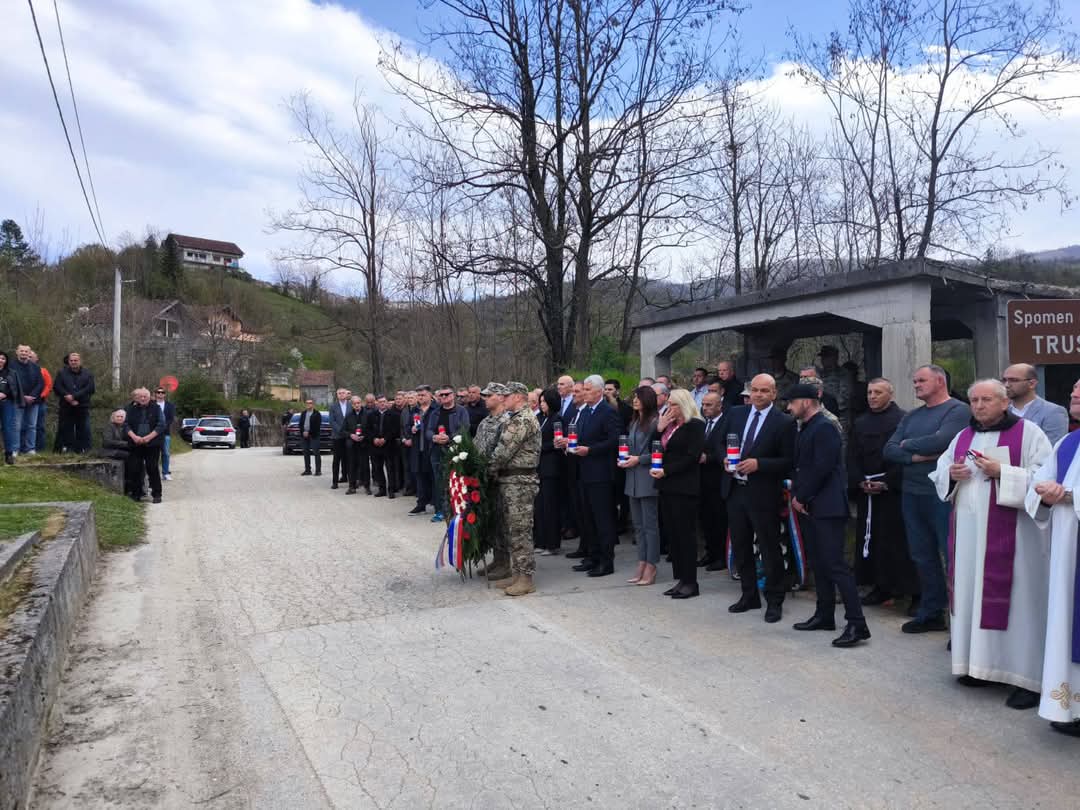 HDZBiHHNZ's tweet photo. U srijedu, 16. travnja 2025., obilježena je 32. godišnjica ratnog zločina u Trusini kod Konjica, jednog od najtragičnijih događaja u povijesti općine Konjic.

↪️https://t.co/nxytSeC8GY

@Marija_Buhac https://t.co/Vy6ddaLps1