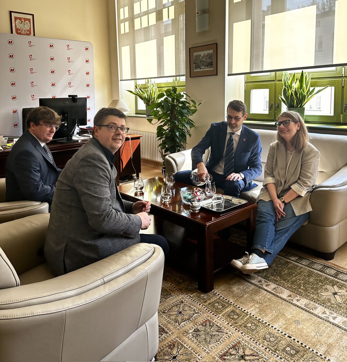 Biuro Prasowe UniLodz (@unilodz) on Twitter photo Wyróżnienie dla podcastu <a href="/TomaszLachowsk1/">Tomasz Lachowski</a> i <a href="/MPiatkowski1/">Mateusz Piątkowski</a> o prawie międzynarodowym od Stowarzyszenia PRom🏆Dziś osobiste gratulacje od rektora #UniLodz 🤝Brawo 👏 <a href="/ForumAkad/">Forum Akademickie</a> <a href="/PerspektywyPL/">Perspektywy</a> <a href="/Miasto_Lodz/">Łódź</a> <a href="/PAPinformacje/">PAP</a> <a href="/radiolodz/">Radio Łódź</a> <a href="/wpiaul/">Wydział Prawa i Adm. UniLodz</a> Wyróżnienie dla podcastu <a href="/TomaszLachowsk1/">Tomasz Lachowski</a> i <a href="/MPiatkowski1/">Mateusz Piątkowski</a> o prawie międzynarodowym od Stowarzyszenia PRom🏆Dziś osobiste gratulacje od rektora #UniLodz 🤝Brawo 👏 <a href="/ForumAkad/">Forum Akademickie</a> <a href="/PerspektywyPL/">Perspektywy</a> <a href="/Miasto_Lodz/">Łódź</a> <a href="/PAPinformacje/">PAP</a> <a href="/radiolodz/">Radio Łódź</a> <a href="/wpiaul/">Wydział Prawa i Adm. UniLodz</a>
