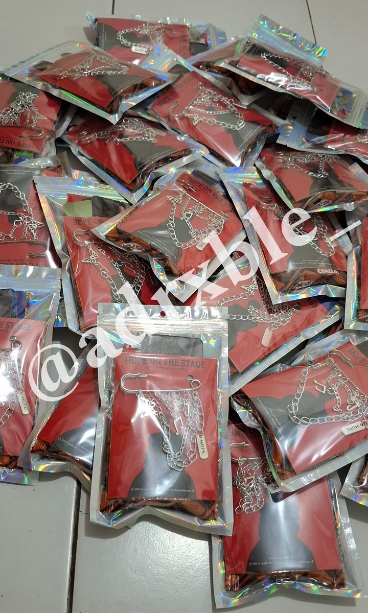 Sayang-sayangku yg nonton Day 2 cungg ☝🏼
✨Aku bikin freebies buat kalian✨
Isinya J-Hope Chain Brooch, unoff PC &amp; snacks. Semoga suka &amp; ada yg berkenan ambil yaa 🥺🤲🏼

Oh ya yg mau trade just hmu okay! See you armys 💜🥰

#HOPE_ON_THE_STAGE_TOUR #HOPE_ON_THE_STAGE_TOUR_JAKARTA