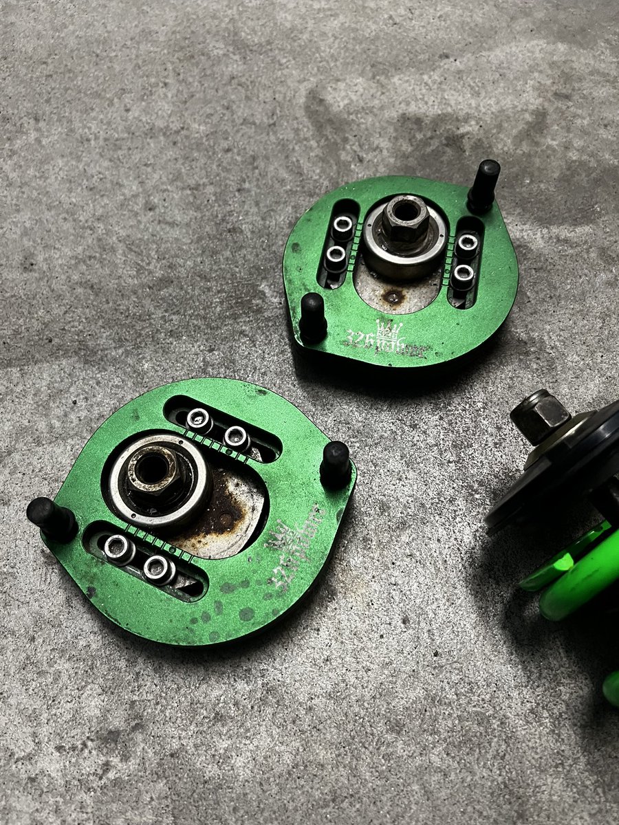 827miku39's tweet photo. コレも売るよ👀👀

L700L900L880用326powerチャクリキダンパー
左右オイル漏れありなのでショック替えてください🥹
ブラケット側のプレーは紛失したので自作(誤差あり)
ピロアッパー下のカラー行方不明なので見つけたら付けます😇
送料別5万 https://t.co/0Fo8nMP16P
