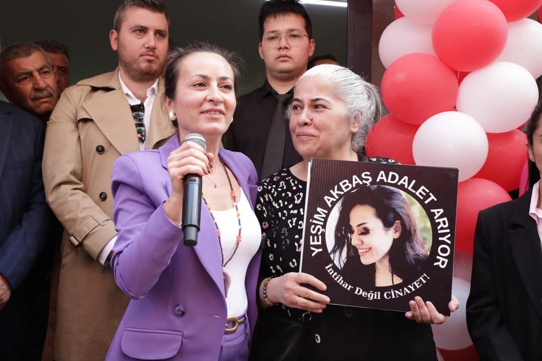 Aysunakbas73623's tweet photo. Kızımın 3.Duruşmasında beraat kararı verilen ADALETin bittiği Salihli
Bugün CHP manisa ilbaşkanı sn @ilksenuludag Salihlide Yeşim Akbaş için adalet diye haykırdı
Biz kızımızın faili #DoganCanYıldızTutuklansın istiyoruz arkamızda duracağınıza inanıyoruz @eczozgurozel @herkesicinCHP