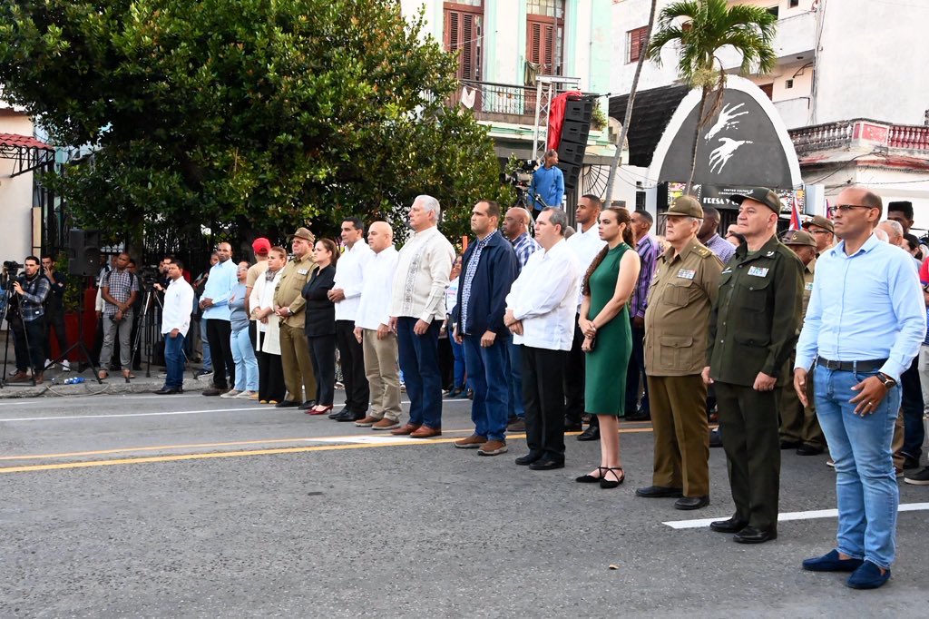 Presidencia Cuba 🇨🇺 (@presidenciacuba) on Twitter photo 🇨🇺| En la histórica esquina de 23 y 12, del Vedado habanero, testigo de importantes acontecimientos históricos, al amanecer de este miércoles el Presidente <a href="/DiazCanelB/">Miguel Díaz-Canel Bermúdez</a> encabezó el acto para conmemorar el 64 aniversario de declaración del Carácter Socialista de la Revolución.
🧶 🇨🇺| En la histórica esquina de 23 y 12, del Vedado habanero, testigo de importantes acontecimientos históricos, al amanecer de este miércoles el Presidente <a href="/DiazCanelB/">Miguel Díaz-Canel Bermúdez</a> encabezó el acto para conmemorar el 64 aniversario de declaración del Carácter Socialista de la Revolución.
🧶