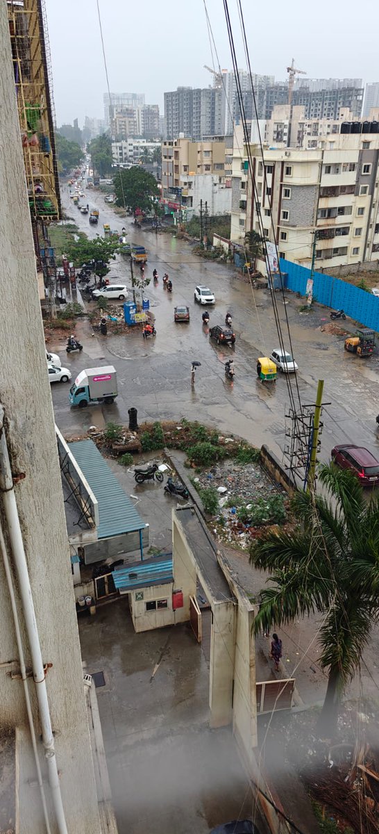 BhuvanVShetty's tweet photo. Drainage near Varthur-Gunjur Main Rd needs urgent fix. It's a busy spot with school buses,and heavy traffic even traffic cops are struggling to stand and work. Rainy season hasn’t even started — pls act fast!.
#Bengalurueast #varthur #bbmp
@BBMPofficial @PCMohanMP https://t.co/BDQvnQWDdp