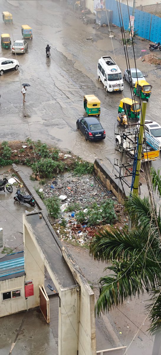 BhuvanVShetty's tweet photo. Drainage near Varthur-Gunjur Main Rd needs urgent fix. It's a busy spot with school buses,and heavy traffic even traffic cops are struggling to stand and work. Rainy season hasn’t even started — pls act fast!.
#Bengalurueast #varthur #bbmp
@BBMPofficial @PCMohanMP https://t.co/BDQvnQWDdp