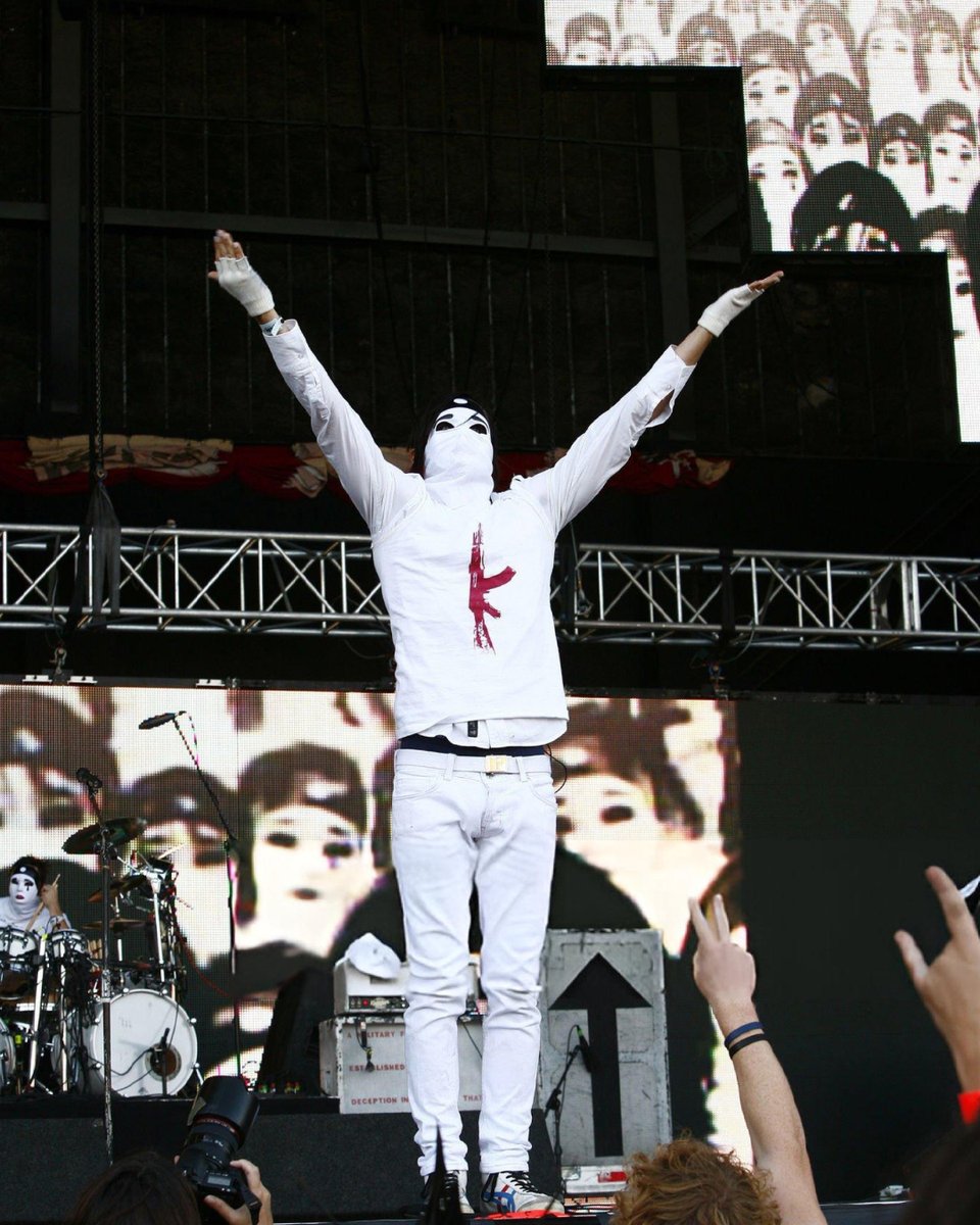 30stmitalia's tweet photo. 🌹 A BEAUTIFUL LIE 20TH ANNIVERSARY 🌹

I Thirty Seconds To Mars festeggiano 20 anni del loro iconico secondo album con un concerto a Los Angeles il 16 agosto 🔺

Purtroppo per noi Europei, si tratta di un solo show negli Stati Uniti.

🎫 https://t.co/QJ3gBuipxR

@30SECONDSTOMARS https://t.co/N8hBTPpys5