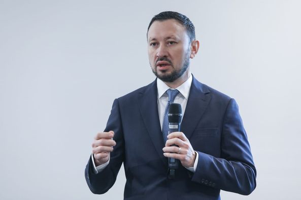 RRInternational's tweet photo. 7.500 de euro este valoarea eco-tichetului "#Rabla #Plus" pe care ministrul Mediului, Mircea Fechet, o propune pentru ediţia din acest an a programului, o creştere cu 50% faţă de cea din programul derulat anul trecut. (1/2) https://t.co/FOE4xMwjaw