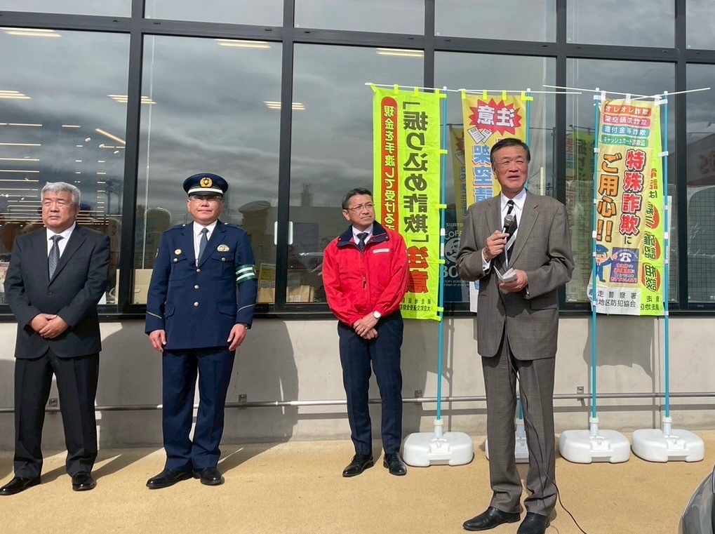 ym1963004008's tweet photo. 詐欺被害が発生し、未然防止に向けた啓発活動。

網走で1000万円を超える特殊詐欺が、３月初旬に発生。

網走の北6条郵便局さんのお声がけで、コープさっぽろ網走店前で活動を実施。

キャラの道警のほくとくん、網走なニポネ、郵便橋のぽすくまのみなさん、関係機関の皆様、ご苦労様でした。 https://t.co/leXZ5WDytD
