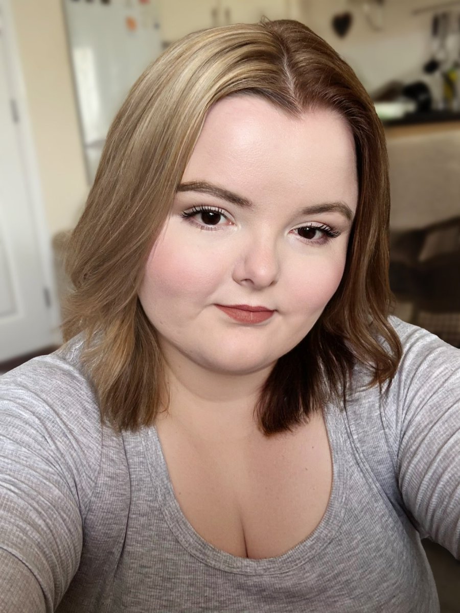 VictoriaHStream's tweet photo. I really am digging my split hair colour. It’s still in a growing process to get longer but my hair is looking the best it has been in a long time since starting vitamins for it. #splithaircolour #brunette #blonde #fyp #selfie https://t.co/zdZ4mWeQPA