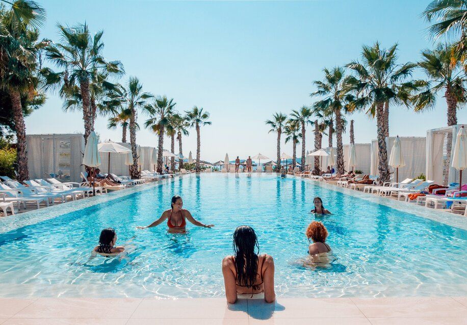 FountainPools_'s tweet photo. A Florida summer isn’t complete without the perfect pool. Imagine lazy afternoons AND backyard BBQs —all in your dream space. 🌴☀️ Let’s make it happen! DM us today!  #PoolsidePerfection #BackyardGoals #LiveTheLuxury https://t.co/CBHaHKtCSK