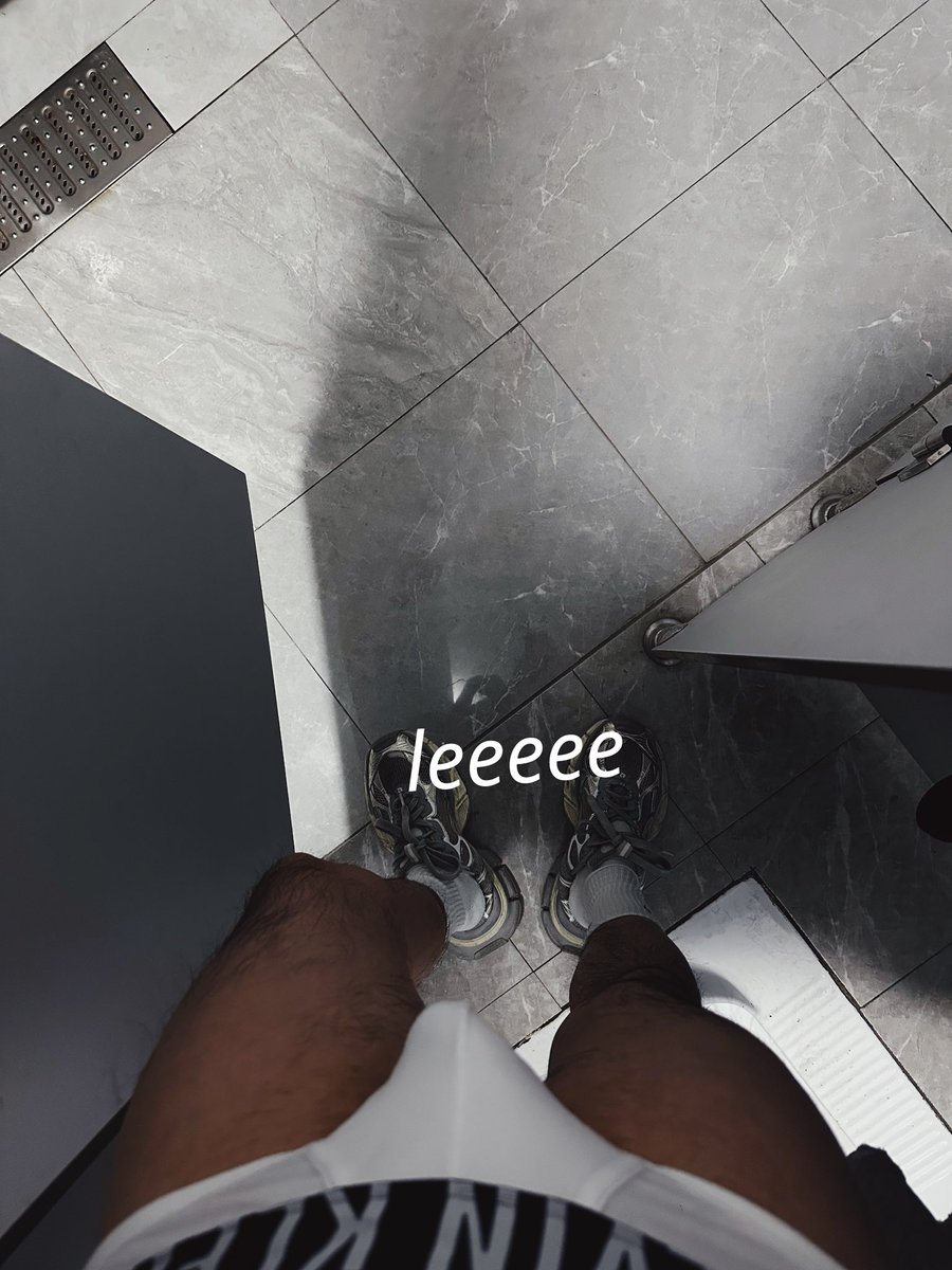 在公厕看到我，你会？

#暴露 #野裸 #户外暴露 #户外露出 #露出 #野战 #勾引 #公园暴露 #publicsex #天体 #白内裤