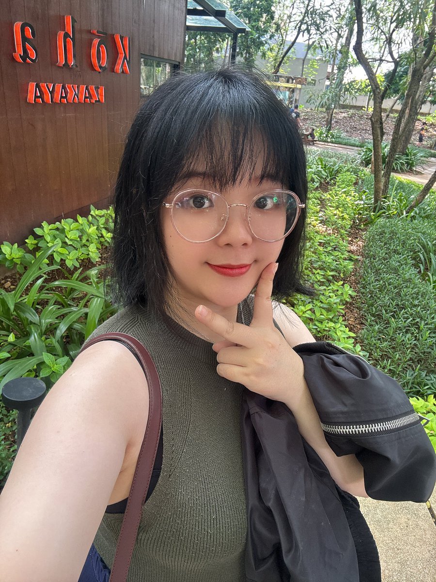 ipockysaurus's tweet image. Hi! I'm Pocky - Lv 32!
I'm somewhat 35% @togeproductions Social Media Manager, 20% Cosplayer, 10% twitch streamer, 25% small business owner and 10% artist!

I play gacha games, stick with my delulu and please be advice that I also like to repost my fan-girling side. A lot.