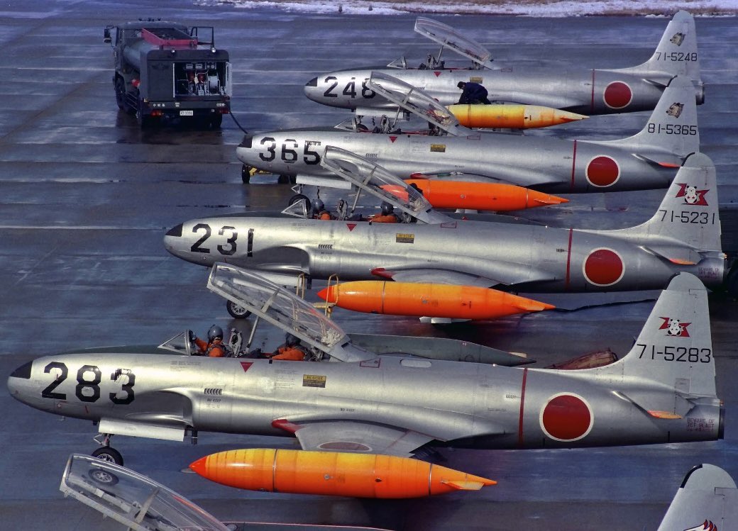 0w2pmY8c6oJ292i's tweet photo. #お前もうそれ撮れないだろ選手権
#T33A
203SQがF-104からF-15に機種変換する過程でマークの大きさが違う過渡期のもの https://t.co/YBBYOgsQhu