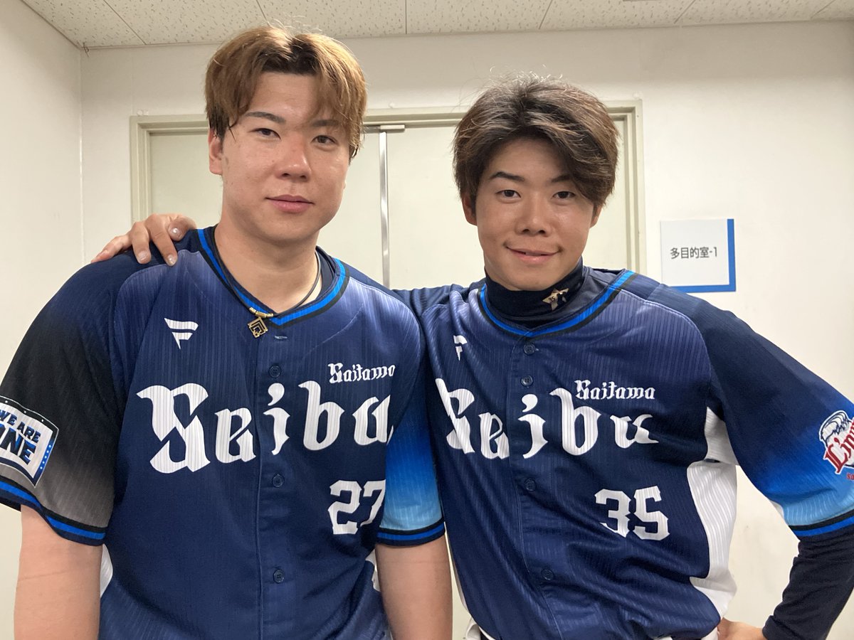 lions_official's tweet photo. マルチ安打を放った #炭谷銀仁朗 選手と #松原聖弥 選手のツーショット！
このふたりといえば・・・？

🔽#炭谷カンパニー グッズ大好評販売中！
https://t.co/mTIT90UFuw

4/18(金)よりベルーナドームでも販売スタートです。

#seibulions #ALLONE https://t.co/mJBKtrQ9bs