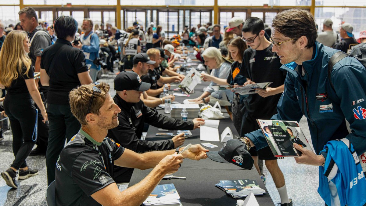 detroitgp's tweet photo. Comerica Free Prix Day returns Friday, May 30, giving race fans the chance to experience the #DetroitGP for FREE! Bring your friends and family and join us for a turbocharged weekend in the heart of the Motor City.
@downtowndet @comericabank
#WeDriveDetroit // #FreePrixDay https://t.co/pWYkMAJ0t4