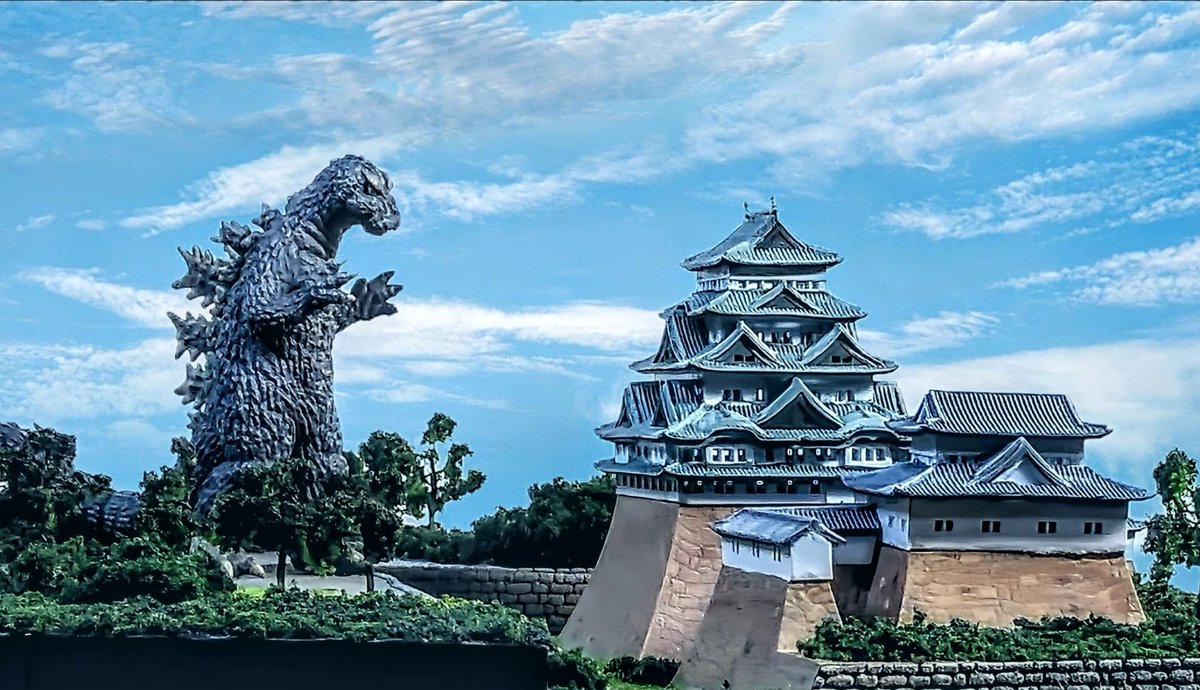 昭和ゴジラのお城シリーズです。東宝怪獣コレクションの1/700シリーズを使用して映画のワンシーンをジオラマにしました。1/700だと比較的作りやすいし､なんといっても再現できる範囲を広く取れるのがいいですね。このスケールはプラモデルも様々な物がありますよ。
#東宝怪獣コレクション