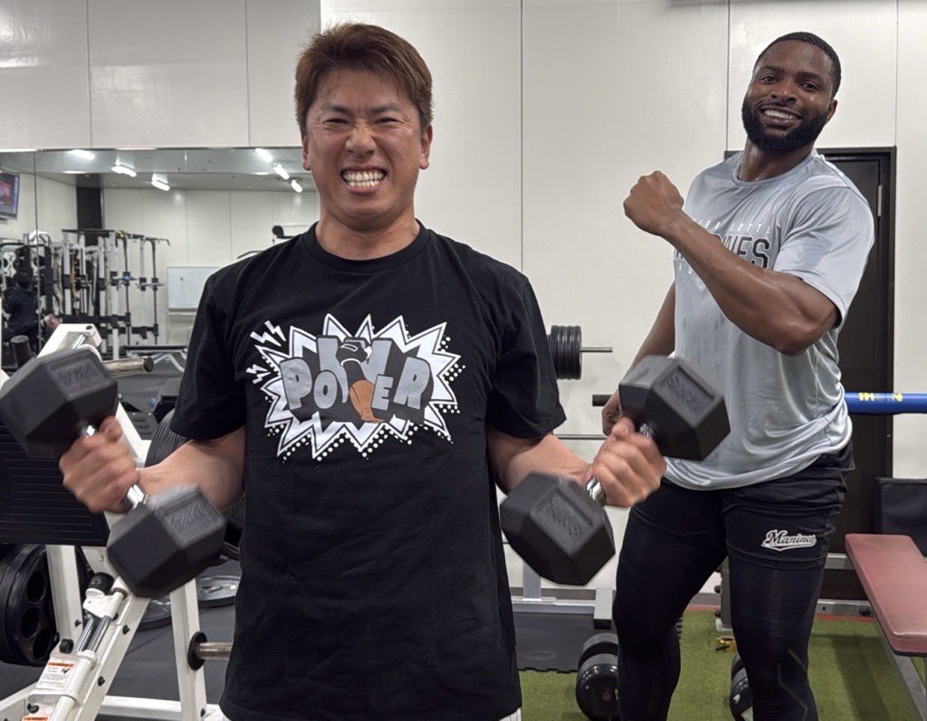 chibalotte_pr's tweet photo. 「明後日から仙台でパワーや！」と #角中勝也 選手と #グレゴリー・ポランコ 選手。
#chibalotte #広報 https://t.co/PVwNro1LJN