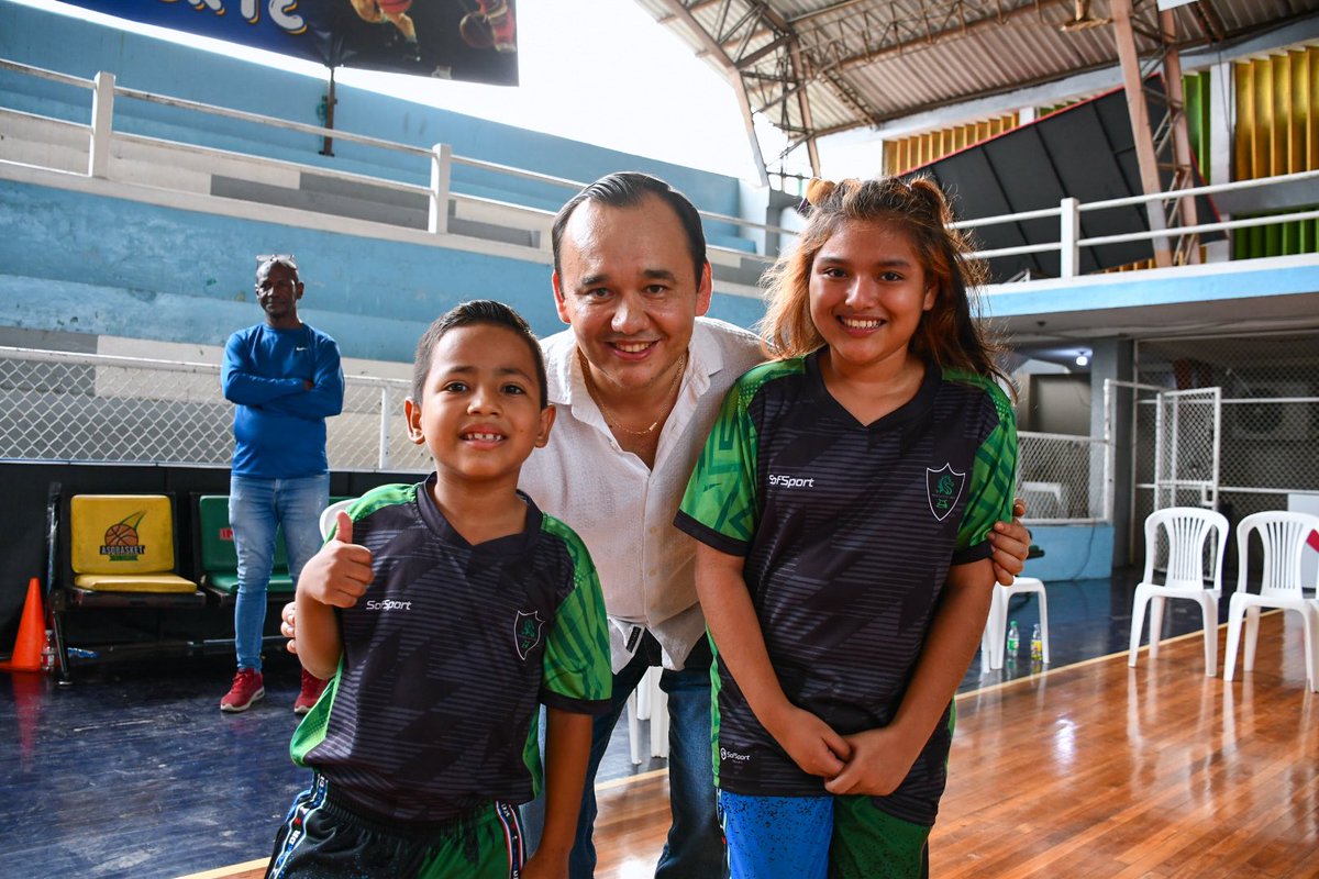 jimmyblacio_ec's tweet photo. Una tarde diferente con 200 deportistas orenses.

Nos une la pasión, la disciplina y la convicción de que en el #NuevoEcuador los sueños sí se alcanzan.

Gracias por recibirme con tanta energía. ¡A entrenar fuerte, que lo mejor está por venir!

@DanielNoboaOk 

#EcuadorParaAdelante🇪🇨