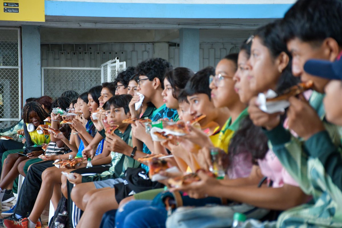 jimmyblacio_ec's tweet photo. Una tarde diferente con 200 deportistas orenses.

Nos une la pasión, la disciplina y la convicción de que en el #NuevoEcuador los sueños sí se alcanzan.

Gracias por recibirme con tanta energía. ¡A entrenar fuerte, que lo mejor está por venir!

@DanielNoboaOk 

#EcuadorParaAdelante🇪🇨