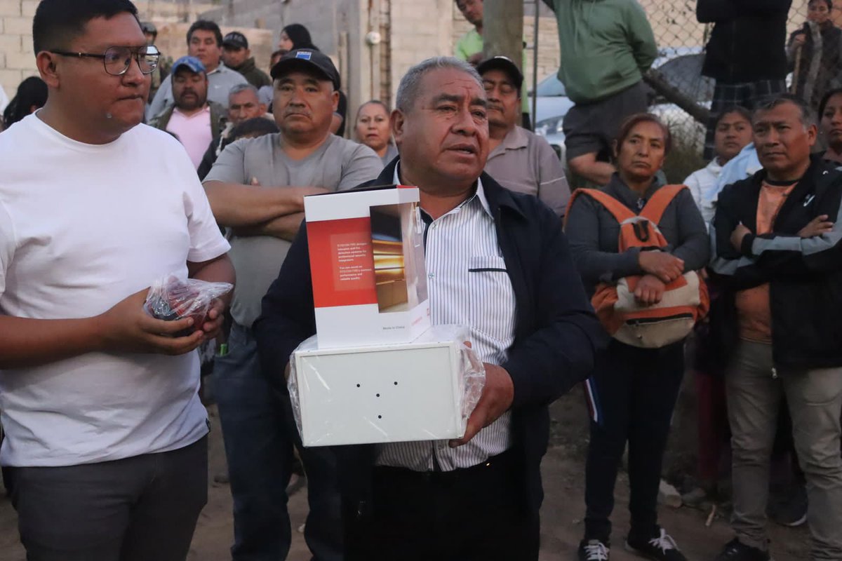 PueblaCentinela's tweet photo. #Puebla #Entérate #CentinelaNoticias

👨🏽🚨Realiza Severiano de la Rosa entrega de alarmas #vecinales en San Mateo Mendizábal, #Amozoc

✅https://t.co/v1ntYFarvT

@Gob_Puebla @armentapuebla_ @SSPGobPue https://t.co/gbfdYI3xRg