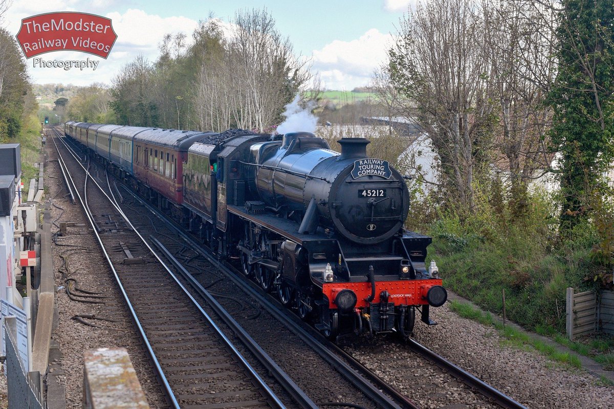 TheModsterX's tweet image. LMS Black 5 No. 45212 approaching Redhill on the @railwaytouring Sussex Belle to Eastbourne.