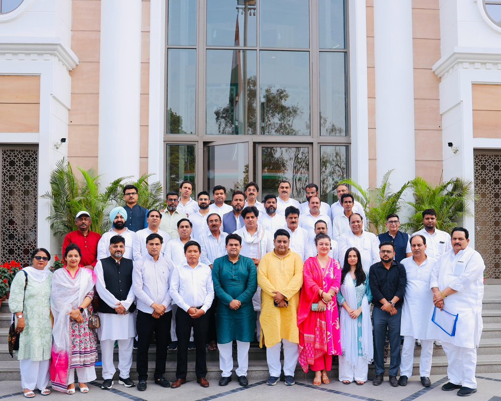 Congress, Minority Department (@incminority) on Twitter photo आज कांग्रेस मुख्यालय इंदिरा भवन में राष्ट्रीय चेयरमैन, सांसद <a href="/ShayarImran/">Imran Pratapgarhi</a> जी ने विभाग के प्रभारियों की बैठक ली।
इस बैठक में आने वाले विधानसभा चुनावों में विभाग की सक्रियता को लेकर चर्चा हुई। आज कांग्रेस मुख्यालय इंदिरा भवन में राष्ट्रीय चेयरमैन, सांसद <a href="/ShayarImran/">Imran Pratapgarhi</a> जी ने विभाग के प्रभारियों की बैठक ली।
इस बैठक में आने वाले विधानसभा चुनावों में विभाग की सक्रियता को लेकर चर्चा हुई।