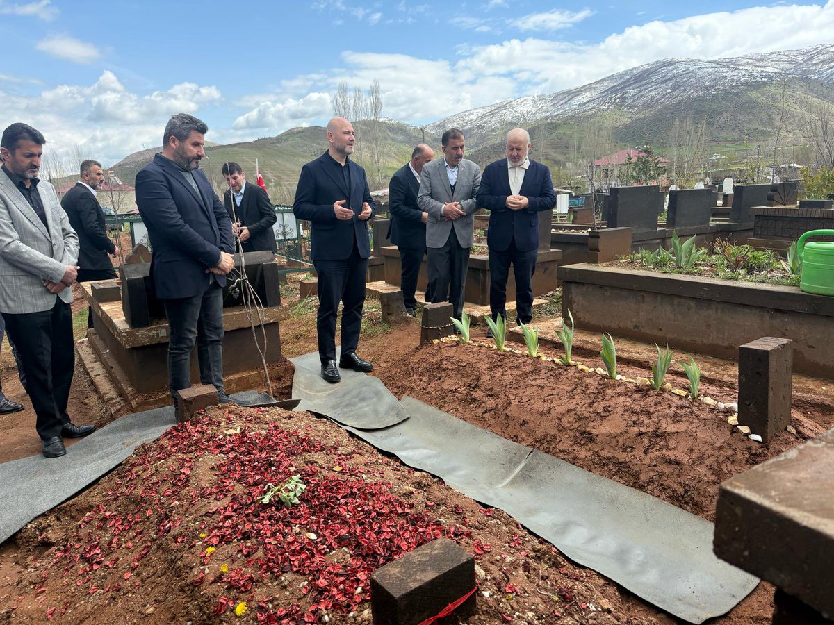 suleymansoylu's tweet photo. Muş Hasköy’e geldik.
Ağabeyimizin, dostumuzun taziyesine…
Hikmet Karayel sadece belediye başkanlığı yapmadı; çocukla çocuk, büyükle büyük oldu.
Aileler ve kişiler arasındaki barışın güvenilir ismiydi.
Ailesine, aşiretine, Hasköyümüze ve dostlarına tekrar başsağlığı diliyorum.
Allah rahmet eylesin, mekânı cennet olsun.

Muş İl Başkanımız Melik Emre, Bitlis Belediye Başkanımız Nesrullah Tanğlay, önceki dönem Muş Belediye Başkanımız Feyat Asya ve tüm dostlarımızla birlikte ziyarette bulunduk.
Sağolsunlar